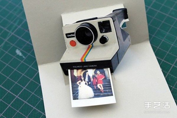 Illustration of a method of making a 3D greeting card with a Polaroid camera