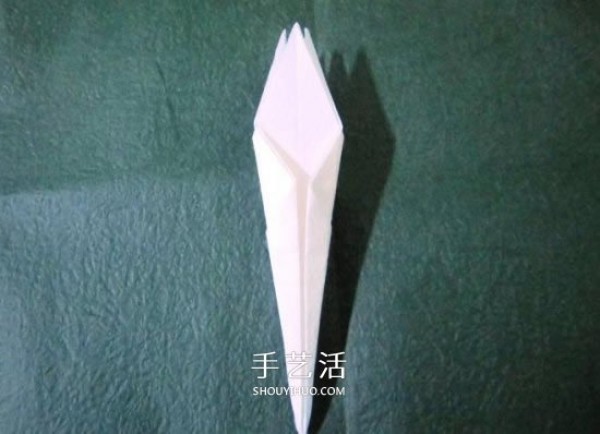 The origami process of the iron cannon lily illustrates the steps of folding the iron cannon lily by hand