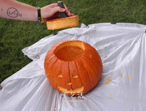 Detailed step-by-step illustration of making a Halloween jack-o-lantern with pumpkins