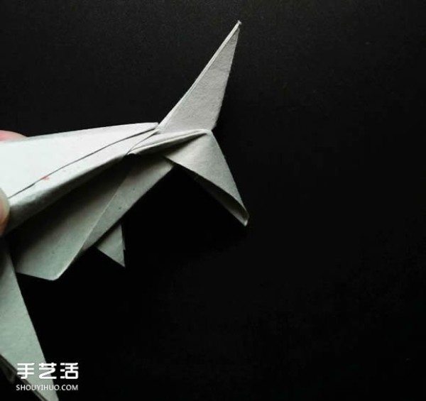 Super complex origami shark illustration, detailed steps for folding a three-dimensional shark