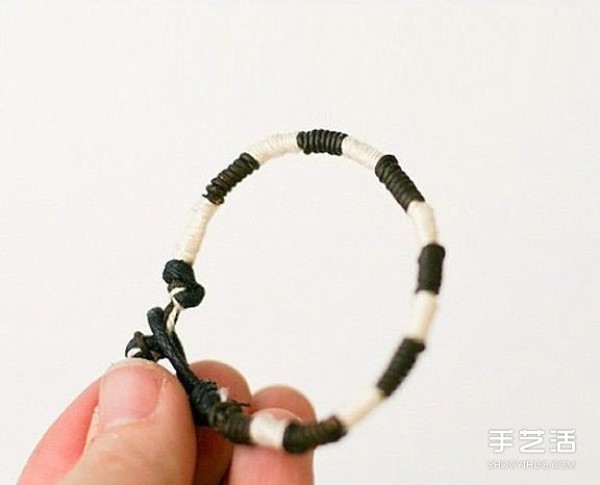 Illustrations of the braiding methods of mens bracelets, DIY simple black and white boys