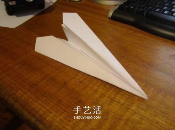 Fly faster and further! Illustration of the origami method of a simple paper airplane