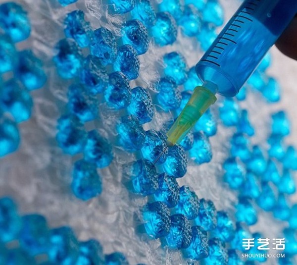 Creative birthday cards are made with ink and DIY text injected into bubble wrap