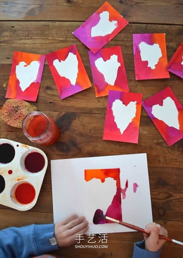 Tutorial on making homemade Teachers Day love cards by reusing old newspapers in kindergarten