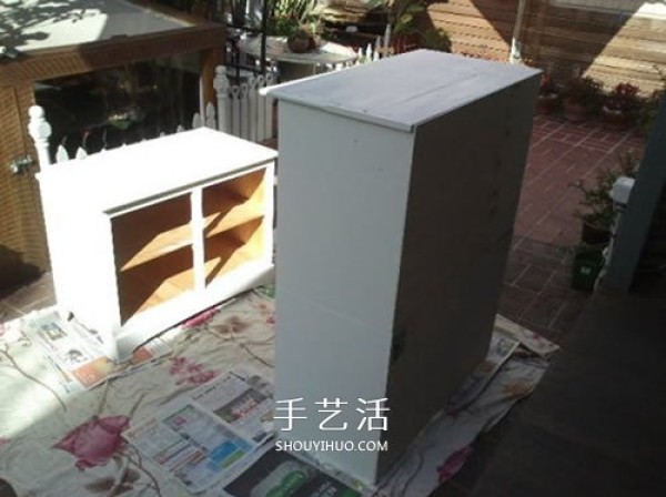 The process of transforming an old bookcase into a bird cabinet and the method of making a homemade wooden bird cabinet