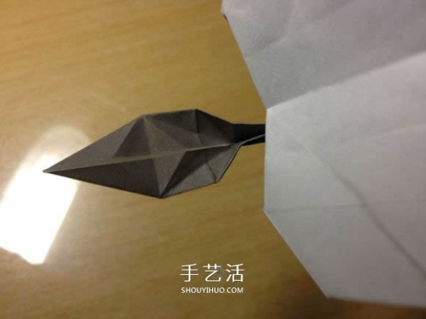 The origami method of an excavator illustrates the folding process of a manual excavator