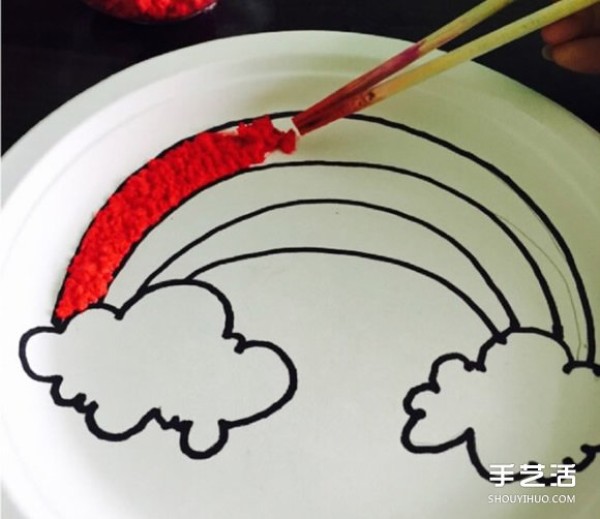 A disposable dinner plate with a rainbow and a creative kindergarten dinner plate painting production method