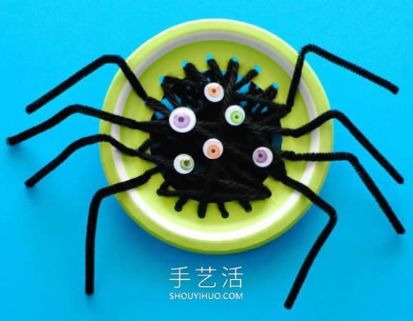 Tutorial on how to make Halloween mutant spiders on paper plates