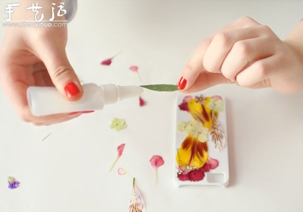 Tutorial on flattening flowers to decorate mobile phone cases