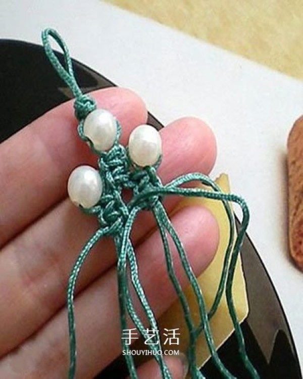 How to braid small Christmas tree pendants, illustrations of hand-woven Christmas tree ornaments