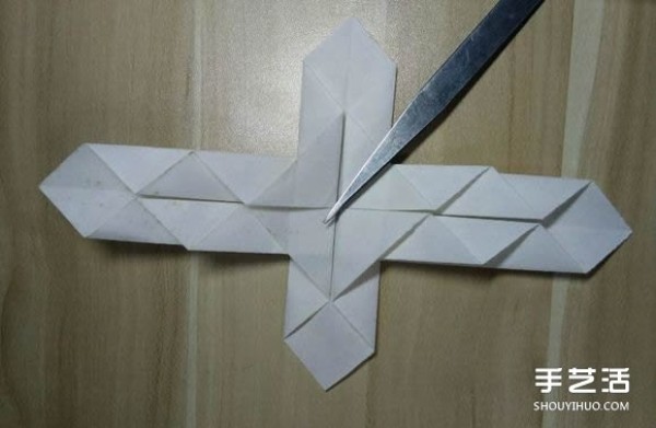 Flying origami heart with steps to fold a heart-shaped with wings