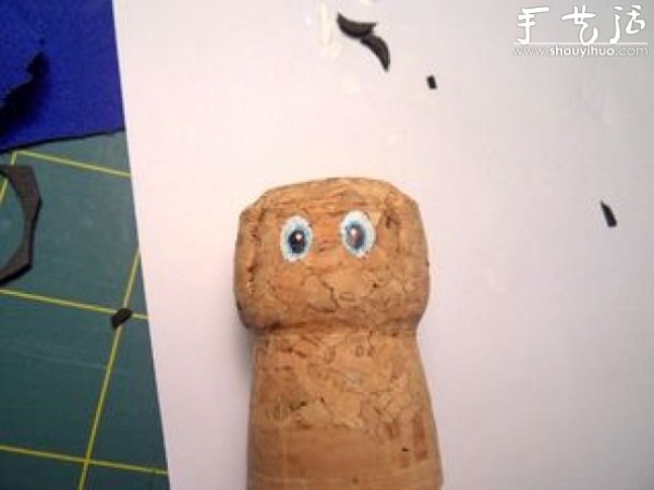 Tutorial on DIY Mario with red wine cork