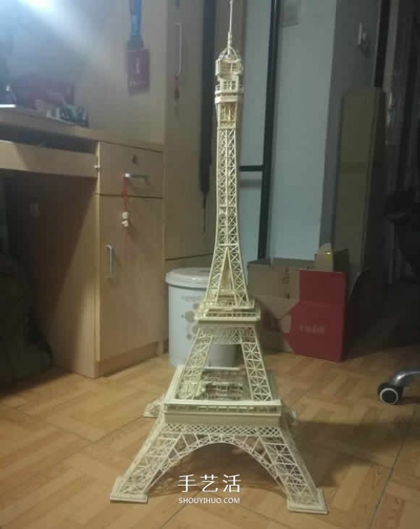 Detailed illustrated tutorial on hand-made Eiffel Tower model with bamboo sticks