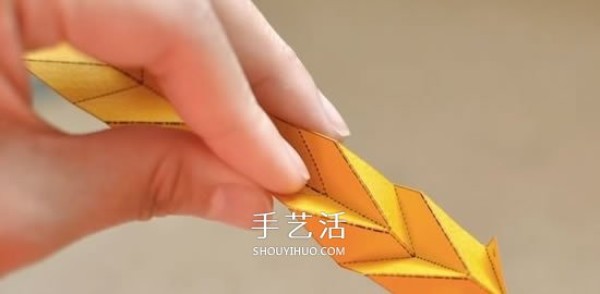 An illustrated tutorial on folding a bracelet using cardboard will teach you how to fold a three-dimensional geometric bracelet