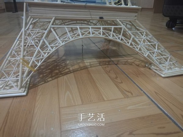 Detailed illustrated tutorial on hand-made Eiffel Tower model with bamboo sticks