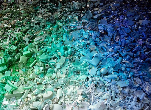 The rainbow-like ocean of ruins brings garbage back to life