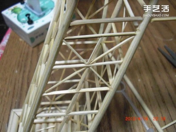 A detailed illustrated tutorial on making a model of the Eiffel Tower using chopsticks and bamboo skewers