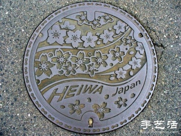 Japanese street creative manhole cover DIY design