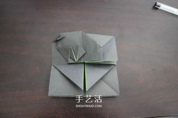 Illustrations of how to fold the NIKE logo using the origami method