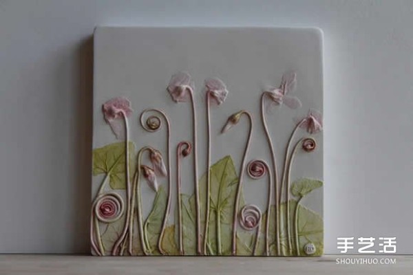 Put flowers and vegetables into clay to make plant fossil tiles