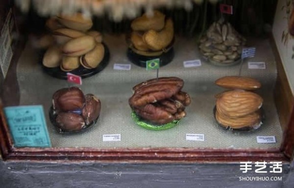 The mini shop model on the street makes people feel warm in the heart