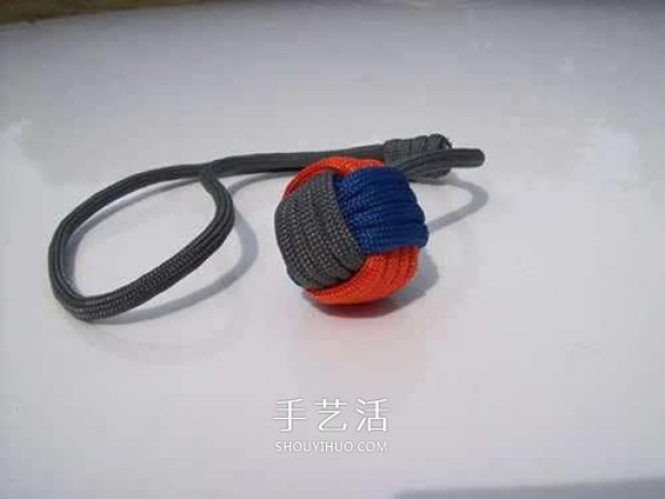 Picture of knitting a ball pendant with paracord, how to knit a ball pendant with paracord法