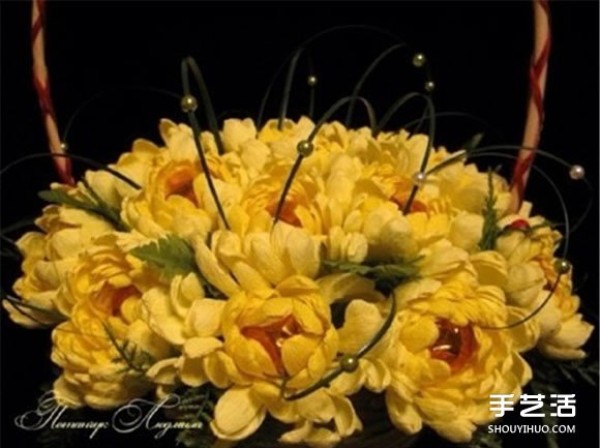 The folding method of crepe paper chrysanthemums and the tutorial on how to make yellow chrysanthemums