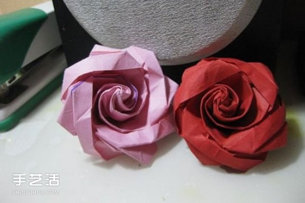 Illustration of how to fold ice cream roses, steps to fold ice cream roses by hand