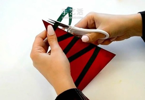 Detailed step-by-step illustration of how to make your own Christmas tree exploding box