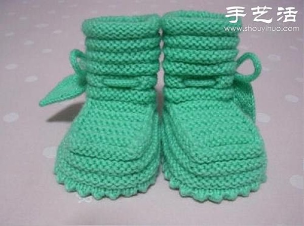 Handmade tutorial on knitting baby shoes with stick stitches