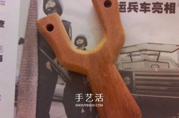 The solid wood slingshot making process illustrates the method of making a homemade solid wood slingshot