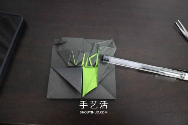 Illustrations of how to fold the NIKE logo using the origami method