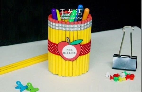 Tutorial on how to use waste to make a homemade Teachers Day pen holder gift