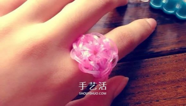 How to braid a ring with rubber bands into a beautiful flower shape