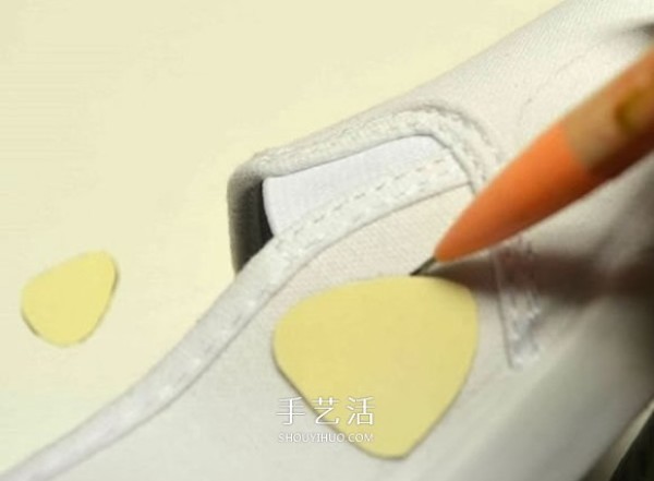 How to transform white canvas shoes by hand painting to transform white canvas shoes