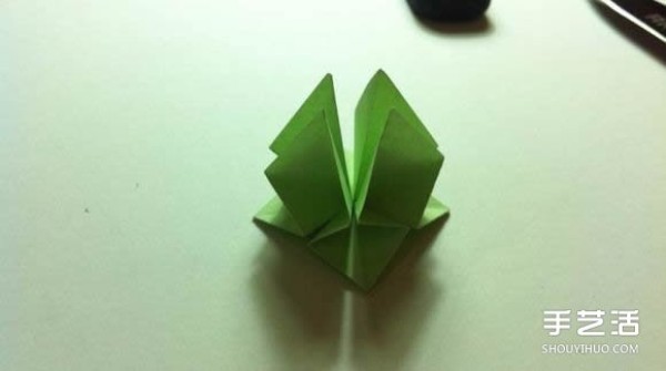 A piece of paper to fold a four-leaf clover, an illustration of the steps to fold a creative four-leaf clover