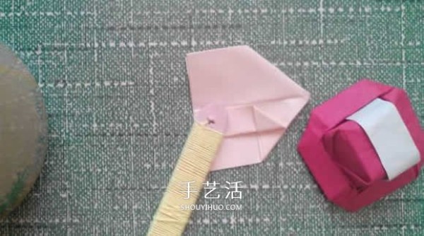 The origami method of a simple small hat, how to fold a brimmed hat with illustrations