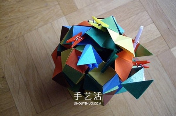 The steps of folding a paper ball and the picture of the detailed steps of origami balls