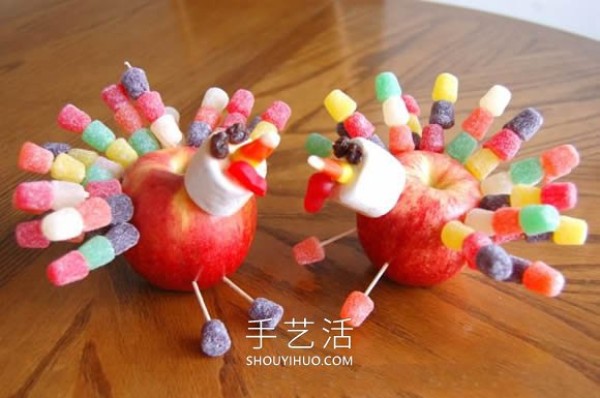 Tutorial on how to make a Thanksgiving Candy Turkey for children