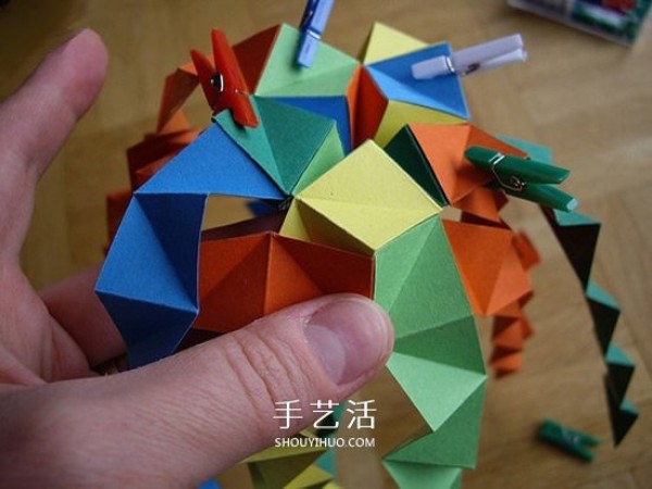 The steps of folding a paper ball and the picture of the detailed steps of origami balls