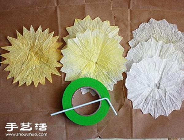 Tutorial on DIY Realistic Peony Flowers Illustrated on Cake Paper Cups