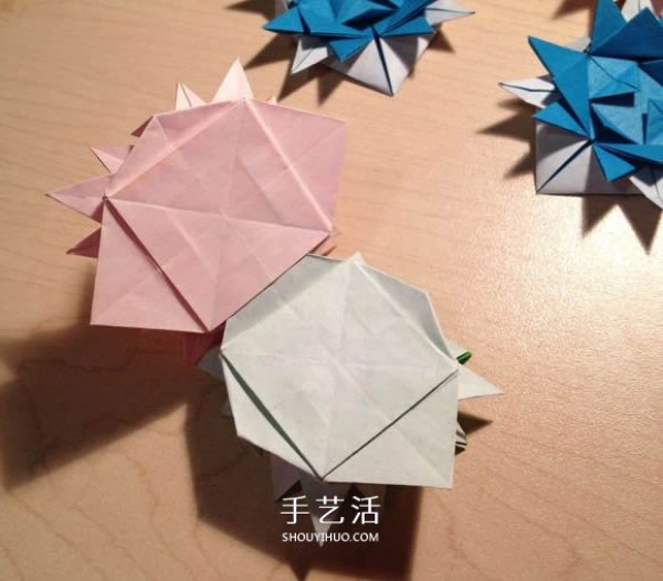 How to fold a three-dimensional combination of thorn balls and an origami illustration of a thorny flower ball