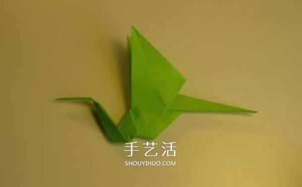 Step-by-step diagrams of hand-made origami pterosaurs. Illustrated process of folding pterosaurs