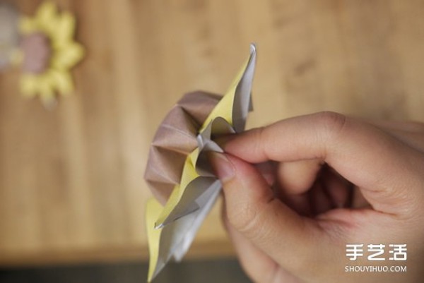 The folding methods of sunflowers illustrates the process of handmade origami sunflowers