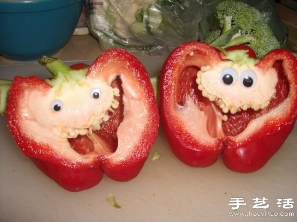 Green pepper and red pepper creative DIY horror expression