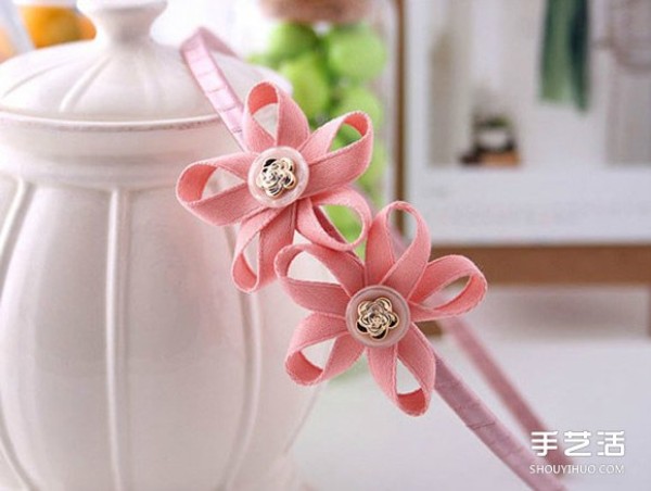 Cute ribbon flowers are handmade and decorated into hair hoops, very suitable for little girls