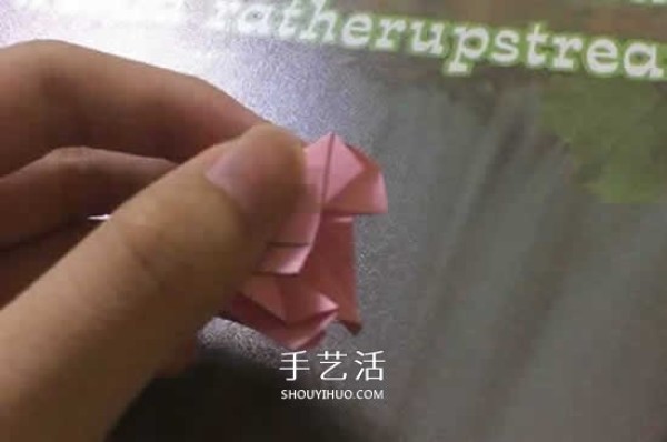 Tutorial on folding flowers on sticky notes with mini rose origami illustrations