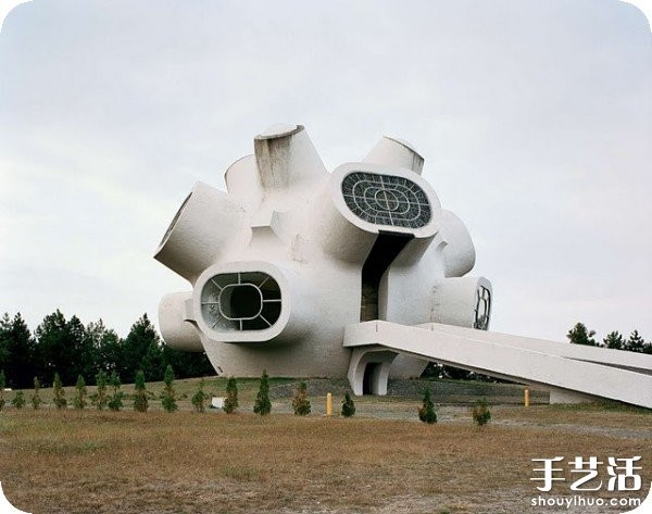 Former Yugoslavia: Postmodern Monumental Sculptures