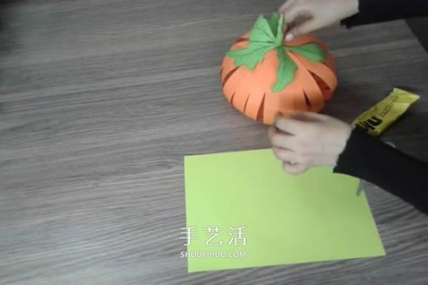 Illustrated tutorial on how to make Halloween pumpkin decorative packaging