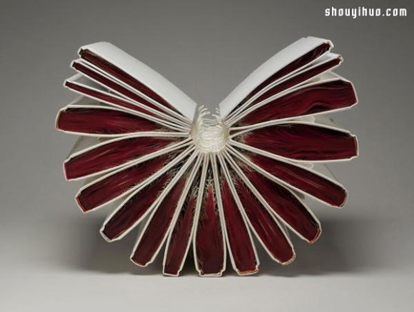 Heating and baking soft old books into Bian Zhang paper sculpture art